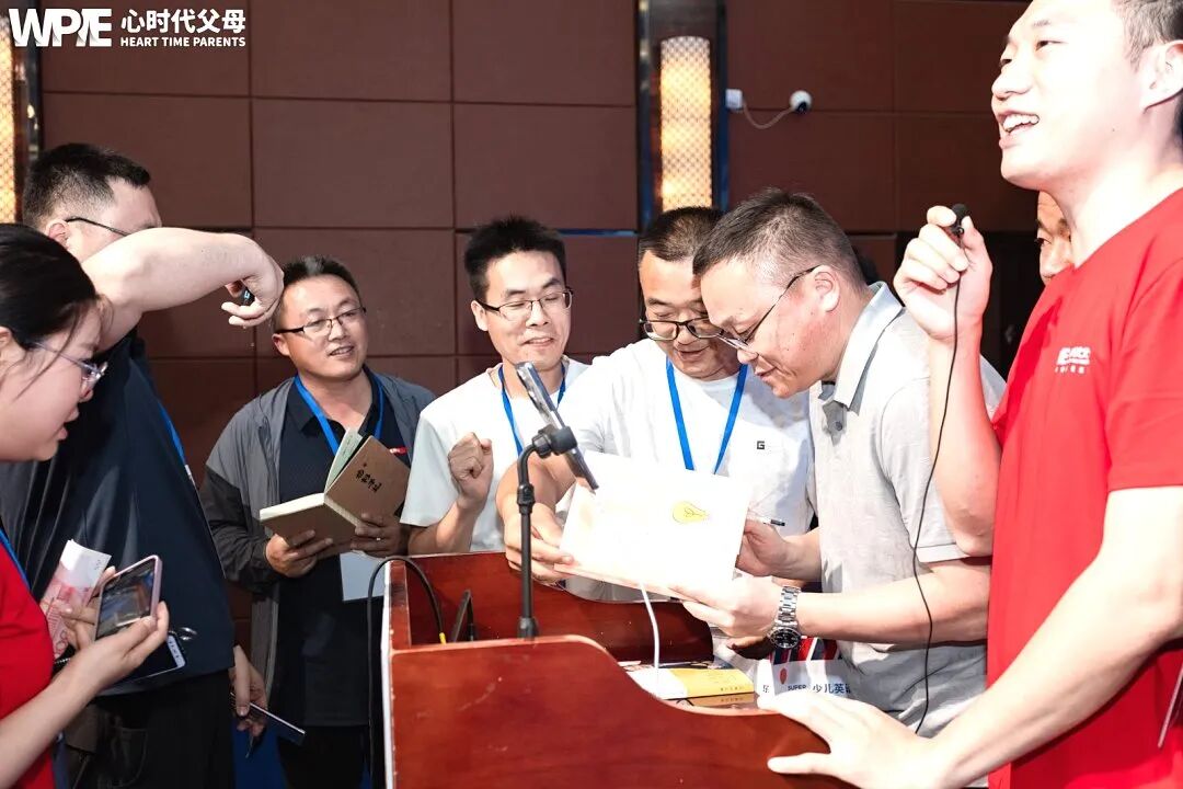 陪读妈妈的崩溃实录:直到撕掉孩子作业本的那一刻,我才发现撕掉的不只是作业本