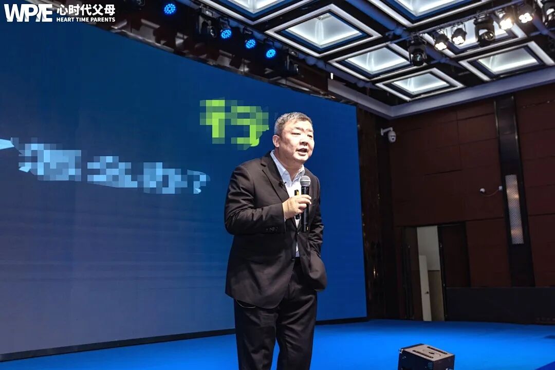 陪读妈妈的崩溃实录:直到撕掉孩子作业本的那一刻,我才发现撕掉的不只是作业本