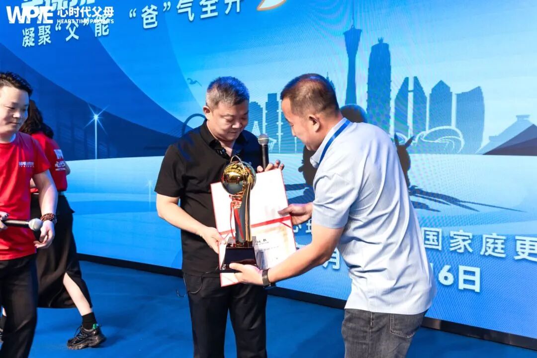 陪读妈妈的崩溃实录:直到撕掉孩子作业本的那一刻,我才发现撕掉的不只是作业本