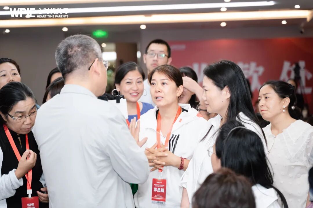 7岁那年被母亲说“就当没生过”，如今为人父的他，不敢把儿子推出门