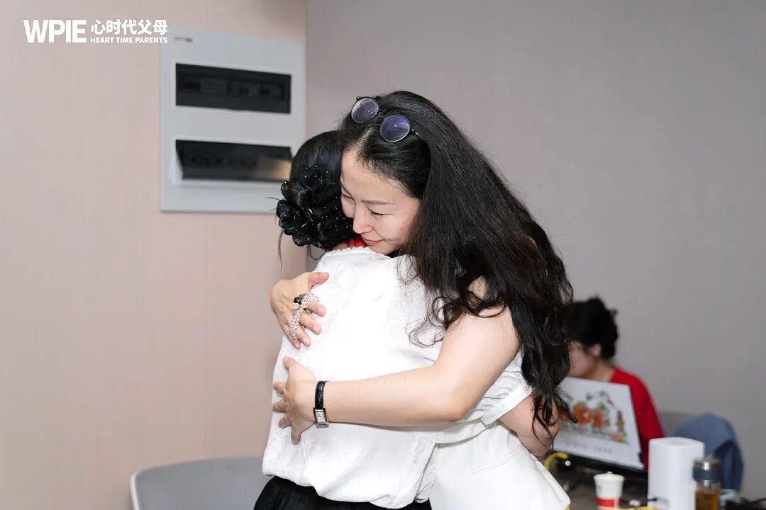 7岁那年被母亲说“就当没生过”,如今为人父的他,不敢把儿子推出门