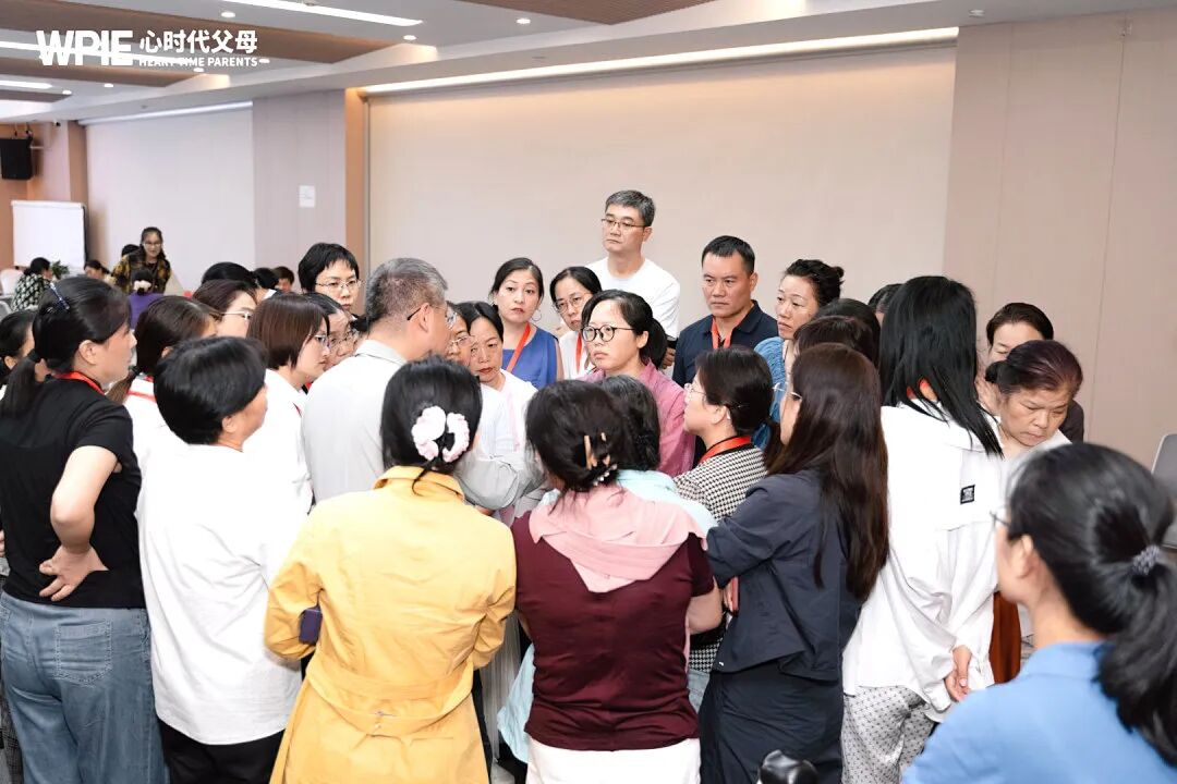 7岁那年被母亲说“就当没生过”,如今为人父的他,不敢把儿子推出门