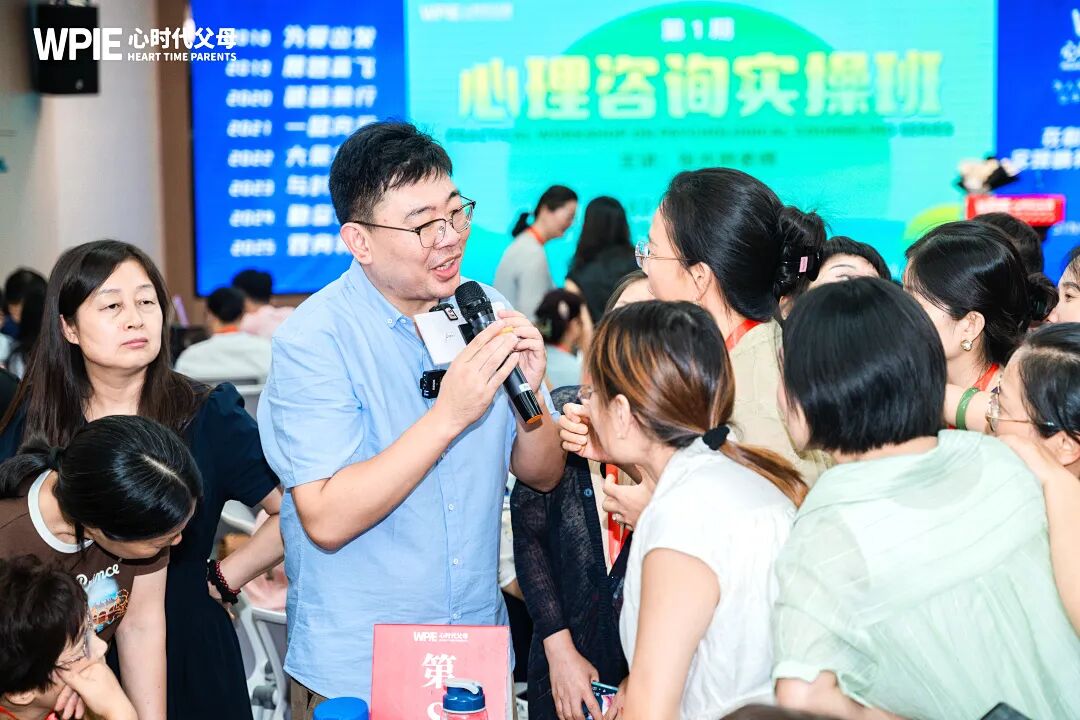 24岁了,听到妈妈声音就应激?——张兆鹏老师:“你再帮下去,只会把他毁得更深!”