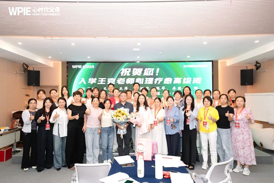 7岁那年被母亲说“就当没生过”,如今为人父的他,不敢把儿子推出门