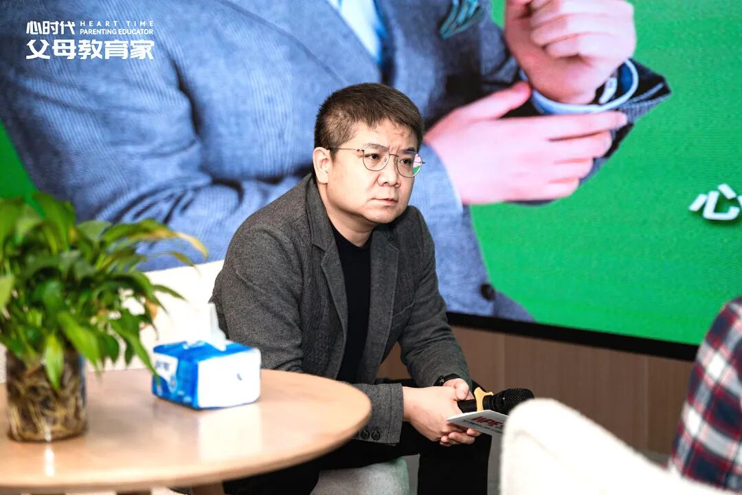 7岁那年被母亲说“就当没生过”,如今为人父的他,不敢把儿子推出门