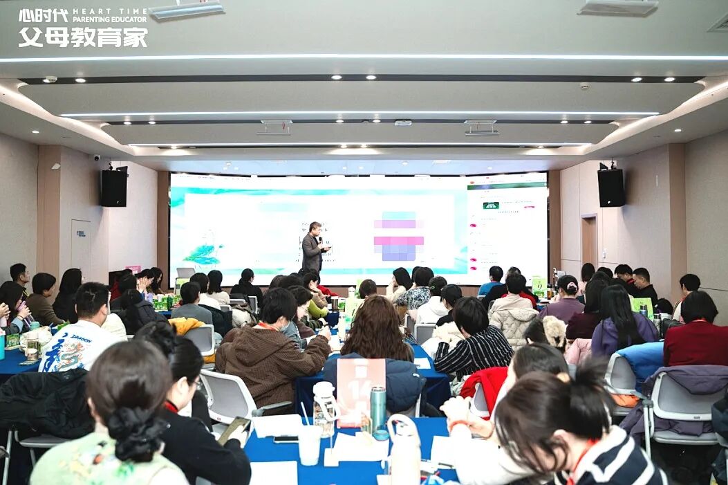 7岁那年被母亲说“就当没生过”,如今为人父的他,不敢把儿子推出门