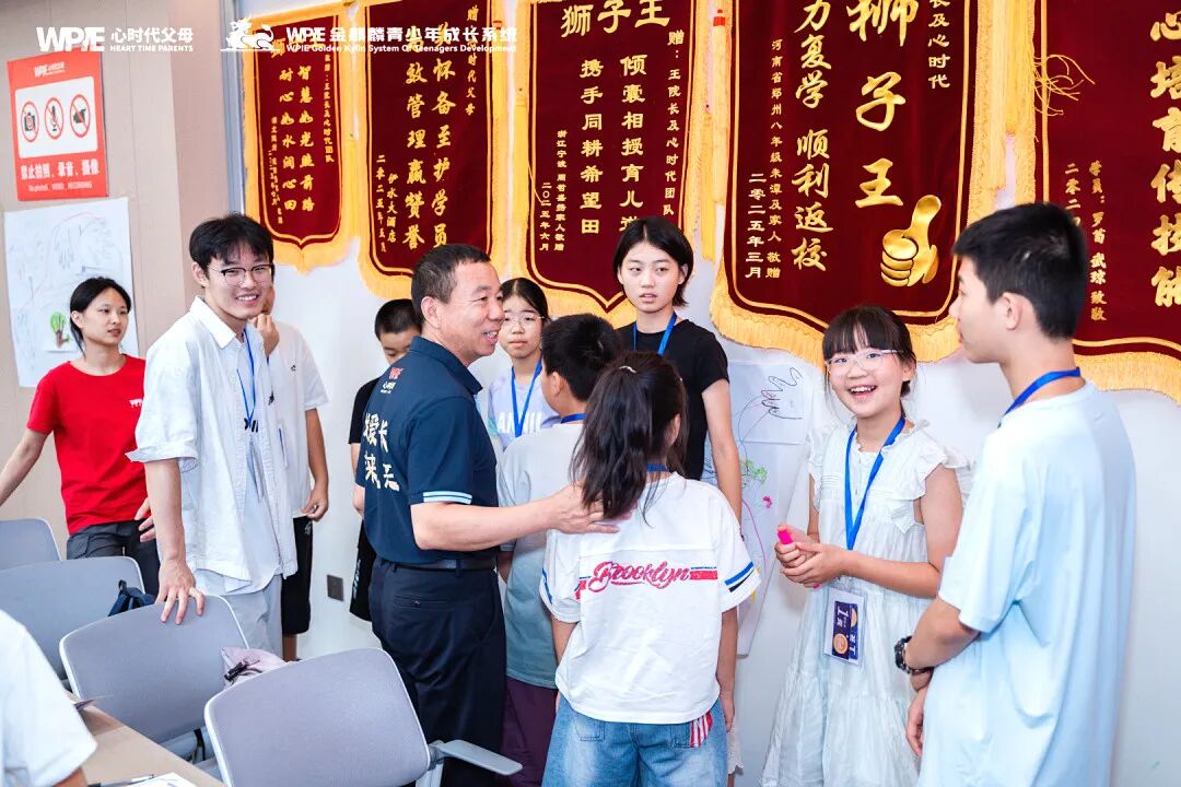 那个从12楼跳下的10岁男孩和在直播间里哭着求家长学习的王纪琼院长:一个在坠落,一个在拼命接!