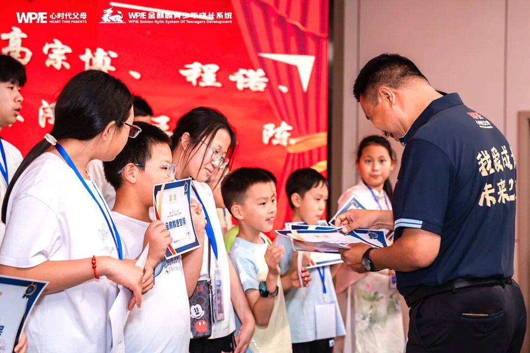 那个从12楼跳下的10岁男孩和在直播间里哭着求家长学习的王纪琼院长:一个在坠落,一个在拼命接!