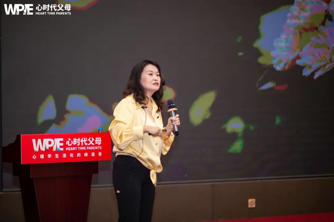 “姐姐就该多付出”“拒绝就是不孝”——文聪老师一语道出残忍的真相:“在至亲眼里,钱比你重要!”