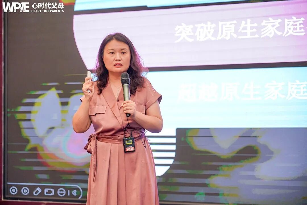 “姐姐就该多付出”“拒绝就是不孝”——文聪老师一语道出残忍的真相:“在至亲眼里,钱比你重要!”