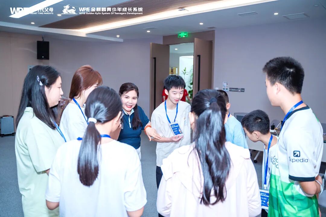 那个从12楼跳下的10岁男孩和在直播间里哭着求家长学习的王纪琼院长:一个在坠落,一个在拼命接!