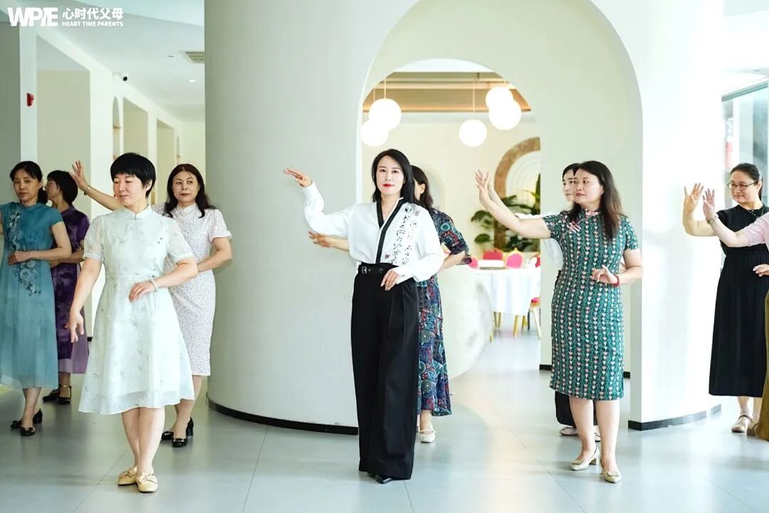 “姐姐就该多付出”“拒绝就是不孝”——文聪老师一语道出残忍的真相:“在至亲眼里,钱比你重要!”