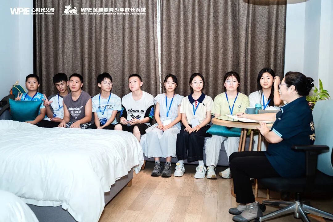 那个从12楼跳下的10岁男孩和在直播间里哭着求家长学习的王纪琼院长:一个在坠落,一个在拼命接!