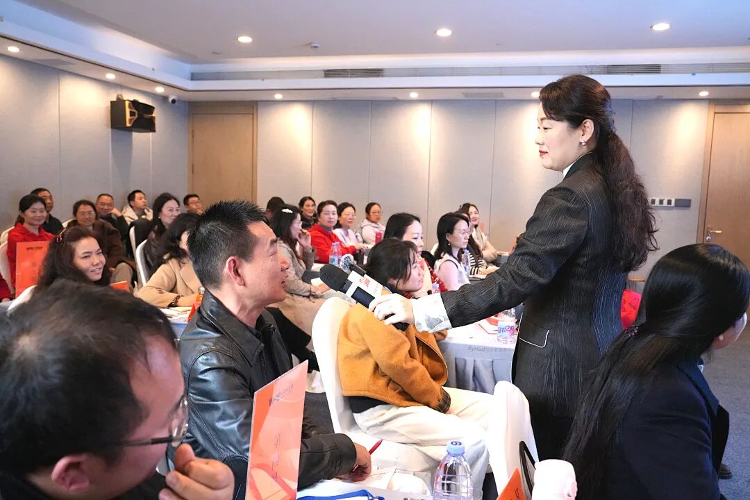 “老师,我一点都不疼,可‘爽’了”——当那个满身伤痕的女孩笑着说出这句话时,不敢想她到底独自承受了多少委屈