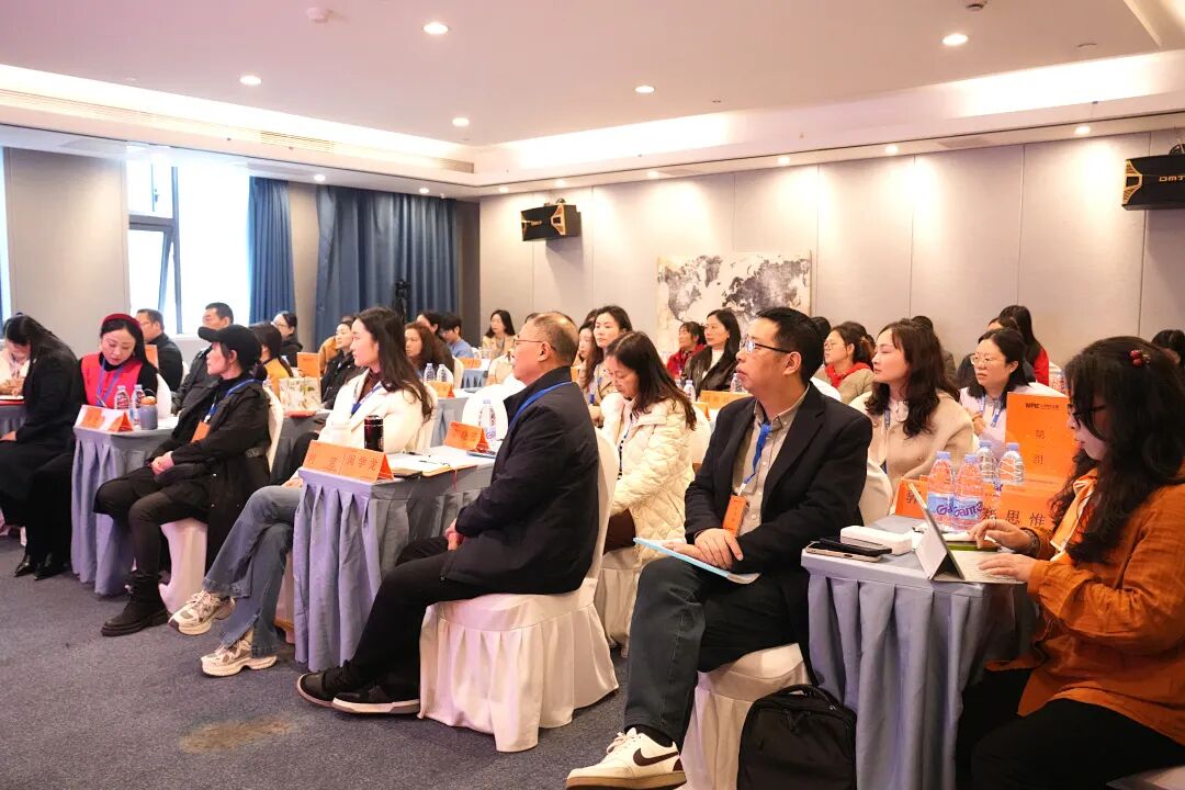 “老师,我一点都不疼,可‘爽’了”——当那个满身伤痕的女孩笑着说出这句话时,不敢想她到底独自承受了多少委屈