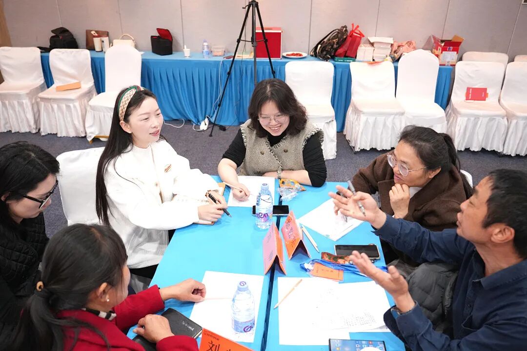 “老师,我一点都不疼,可‘爽’了”——当那个满身伤痕的女孩笑着说出这句话时,不敢想她到底独自承受了多少委屈