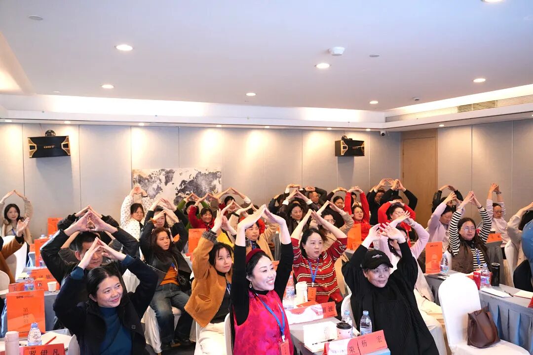 “老师,我一点都不疼,可‘爽’了”——当那个满身伤痕的女孩笑着说出这句话时,不敢想她到底独自承受了多少委屈