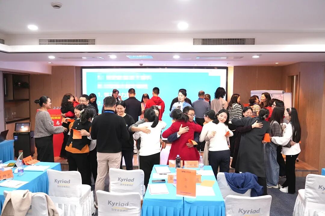 “老师,我一点都不疼,可‘爽’了”——当那个满身伤痕的女孩笑着说出这句话时,不敢想她到底独自承受了多少委屈