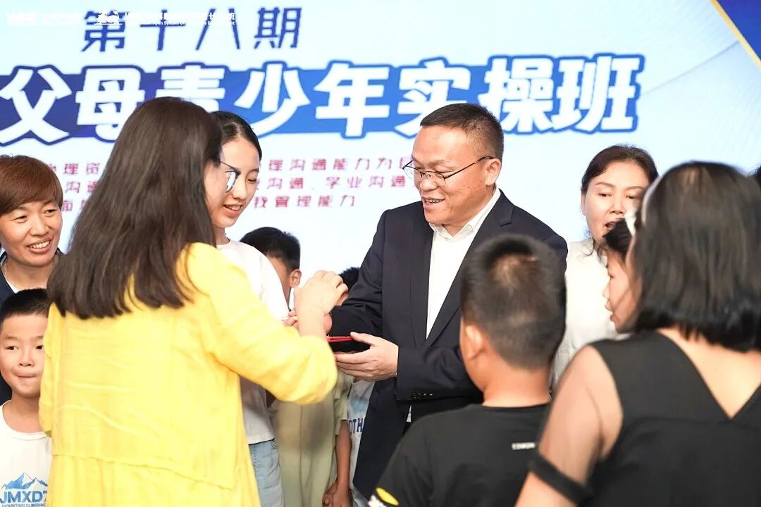 别再做“纠错型父母”了,试试“托举型导师”?