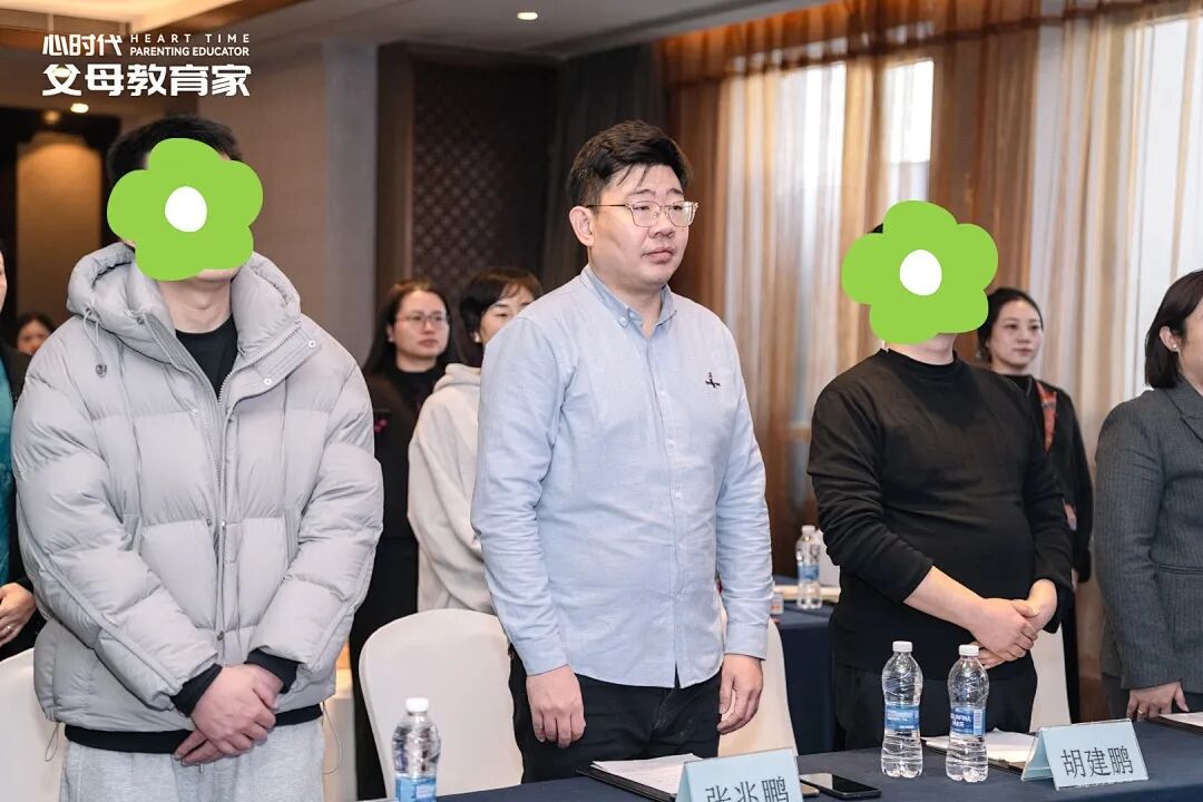 爱上大自己10岁的离异男的女孩说:“他是我的污点!我恨不得掐死他!”直到张兆鹏老师说了一句话,她瞬间释然