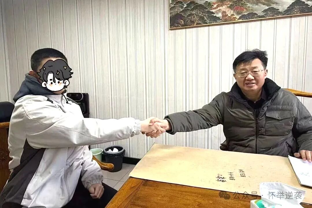 【狮子王】 他曾视老师为“敌人”，却在21天后主动走进校门