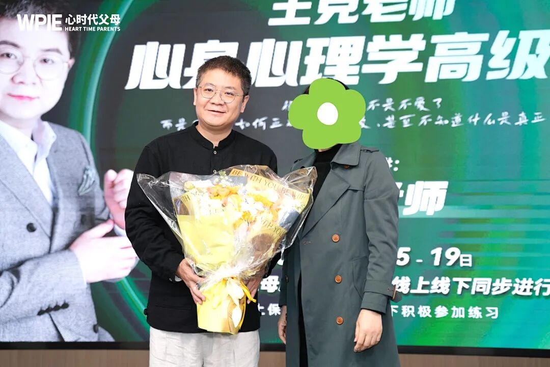 一位单亲妈妈的自白:“我以为我们关系很好,直到上大一的儿子因自残在手臂上缝了五针后……”