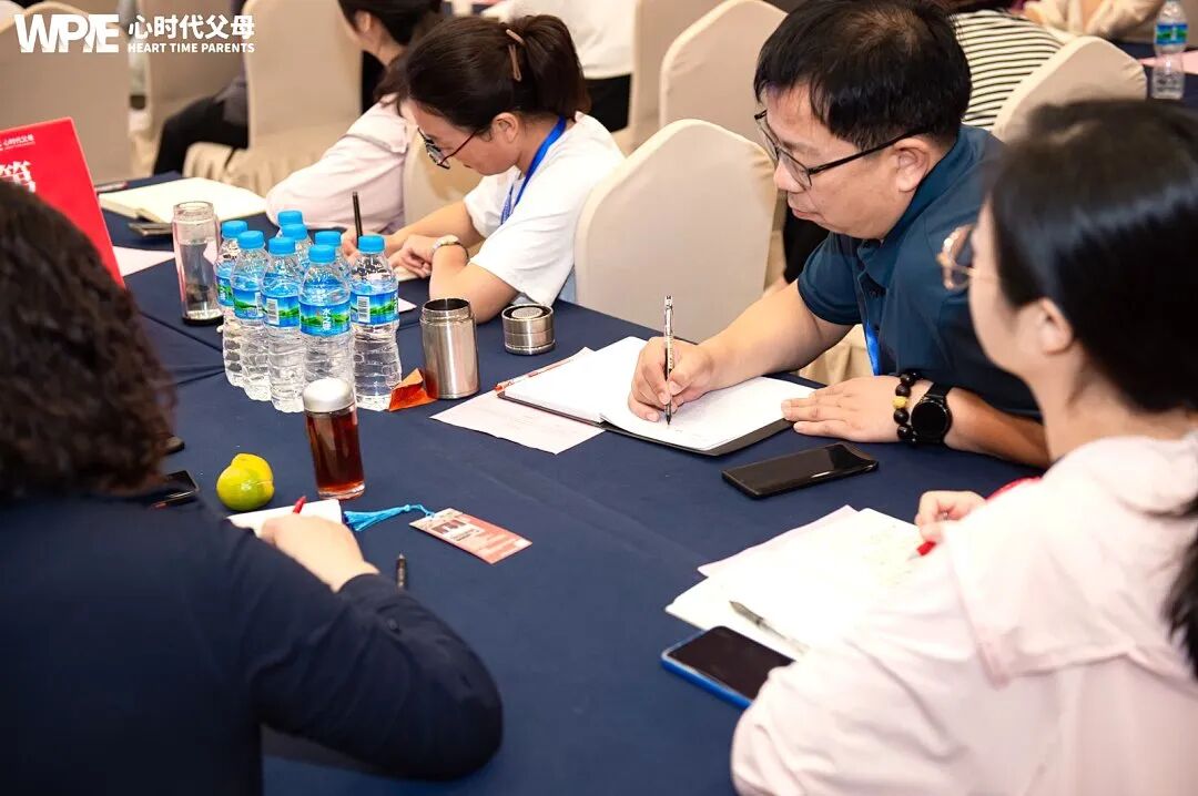 “爸,你不识字,看什么?”“看你写作业,我就高兴”——“文盲父亲”的一句话,打脸了多少“高知父母”