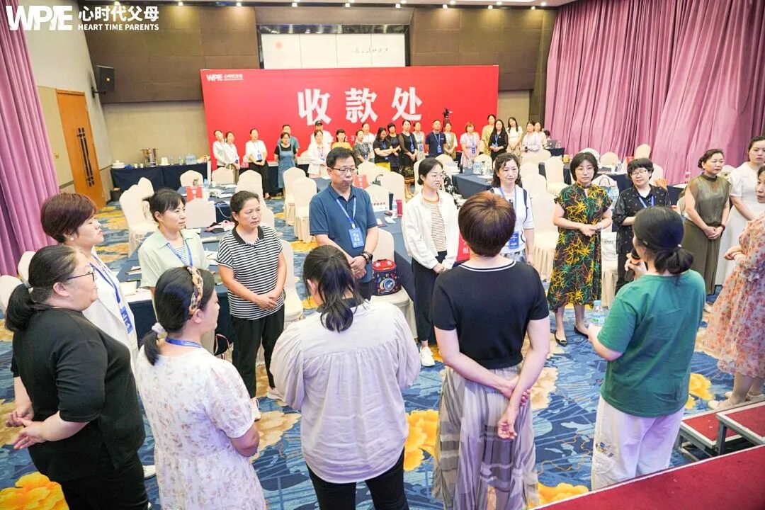 “爸,你不识字,看什么?”“看你写作业,我就高兴”——“文盲父亲”的一句话,打脸了多少“高知父母”