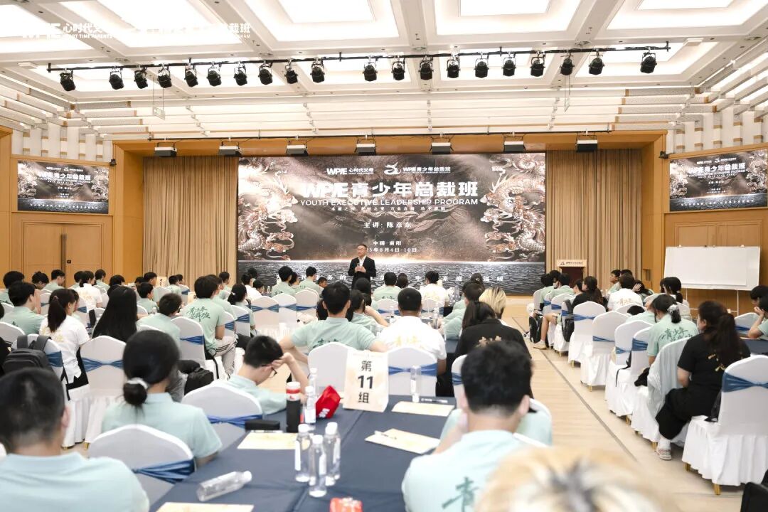 【青少年总裁班】从潍坊到南阳,千里送锦旗:这位母亲用行动告诉你,为什么一定要让孩子参加《青少年总裁班》!