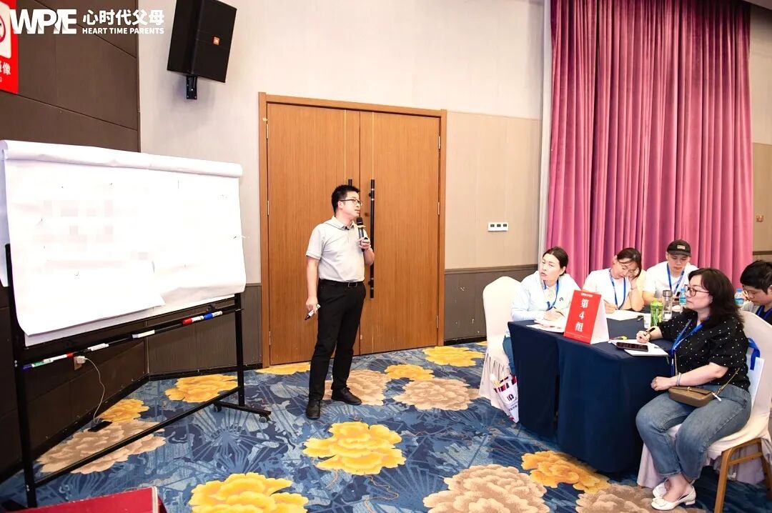 “爸,你不识字,看什么?”“看你写作业,我就高兴”——“文盲父亲”的一句话,打脸了多少“高知父母”