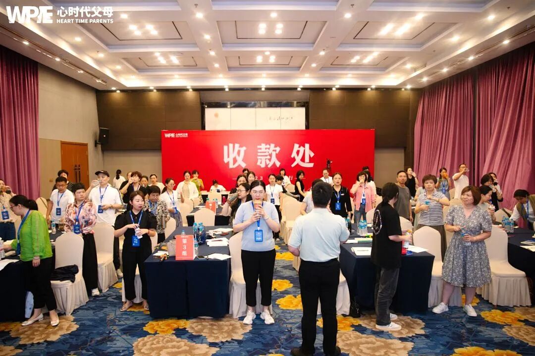 “爸,你不识字,看什么?”“看你写作业,我就高兴”——“文盲父亲”的一句话,打脸了多少“高知父母”