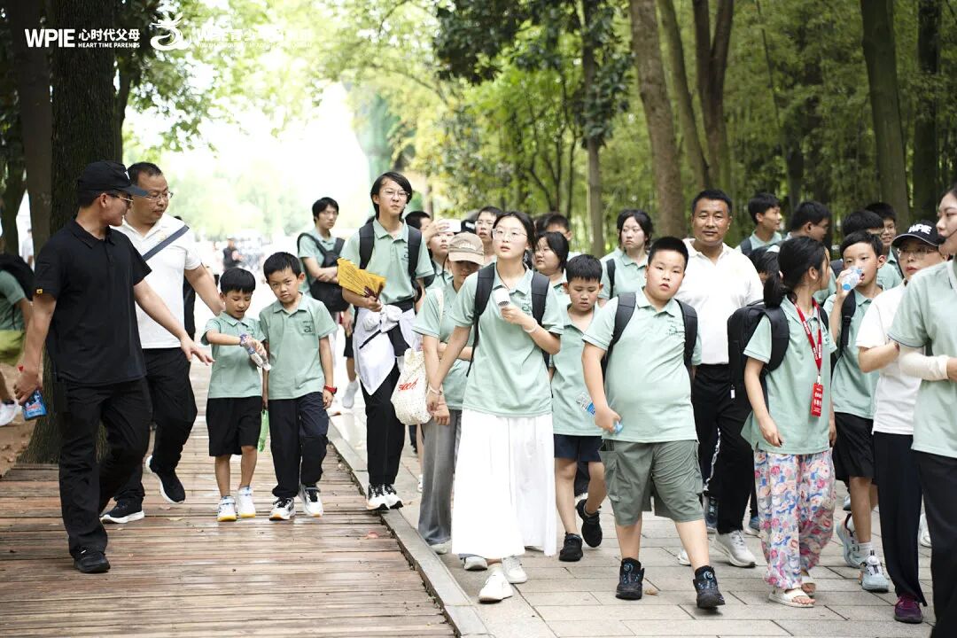 【青少年总裁班】从潍坊到南阳,千里送锦旗:这位母亲用行动告诉你,为什么一定要让孩子参加《青少年总裁班》!