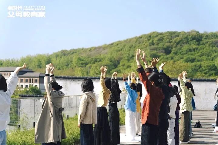 “我不配被介绍,更不配被爱”——一位被“否定创伤”困住的母亲,该如何自救?