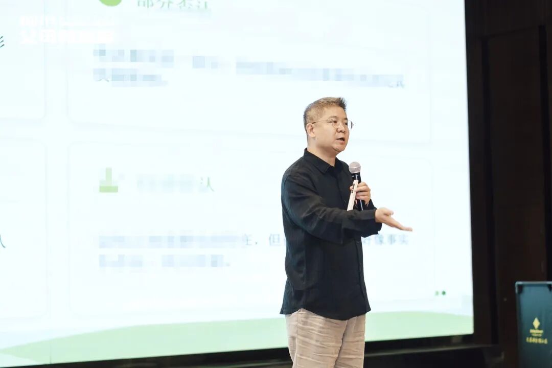 “我不配被介绍,更不配被爱”——一位被“否定创伤”困住的母亲,该如何自救?