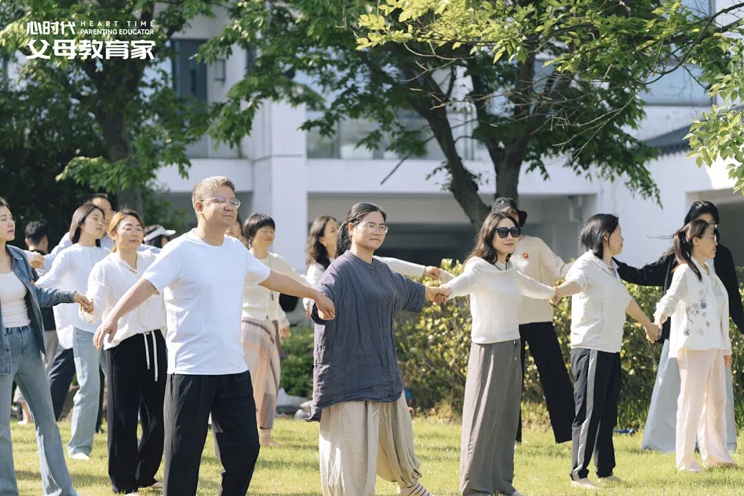 “我不配被介绍,更不配被爱”——一位被“否定创伤”困住的母亲,该如何自救?