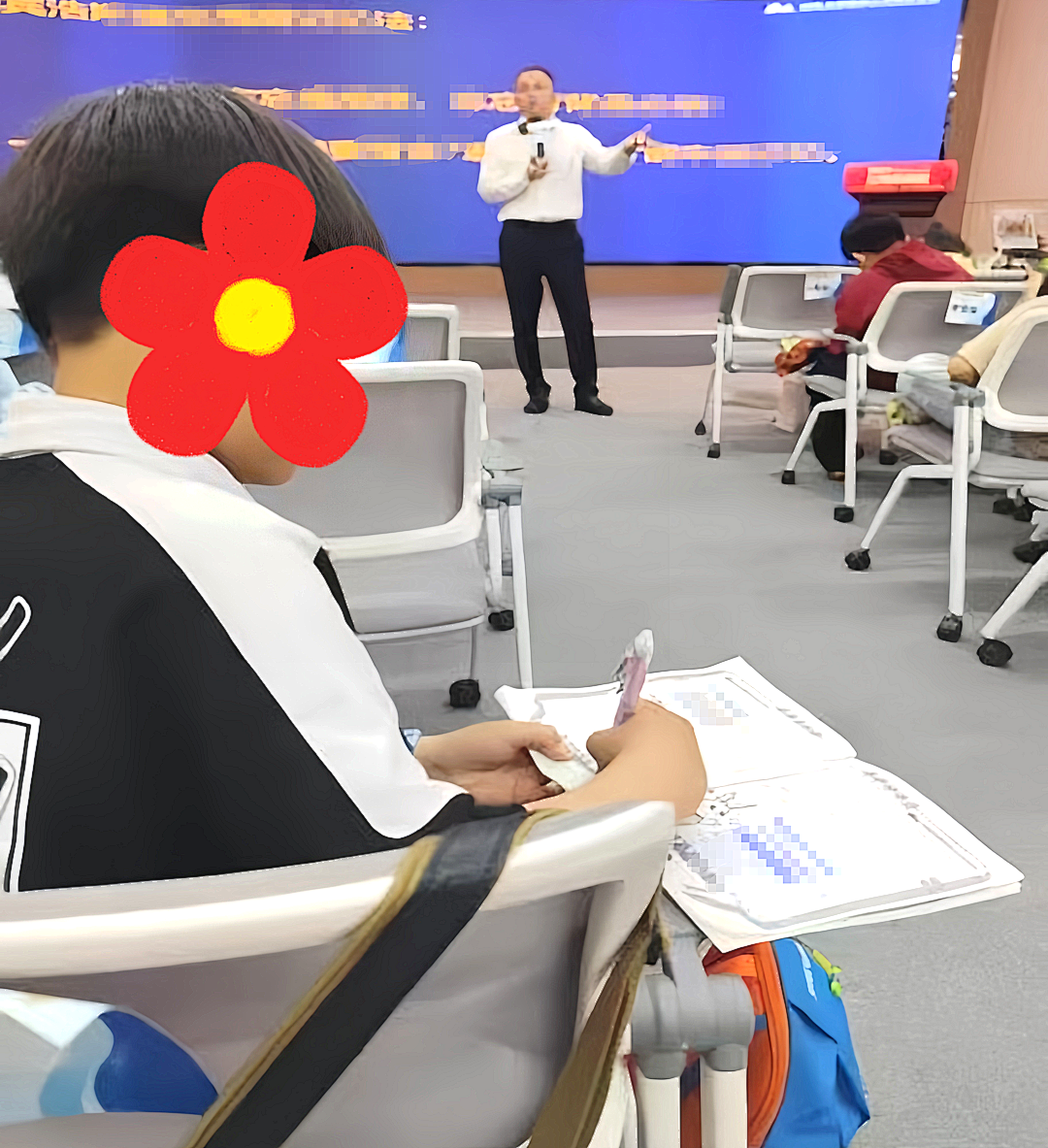 【青少年五大关系课】孩子在课堂上不举手、不发言,我差点失望透顶,直到另一位家长的话点醒了我……
