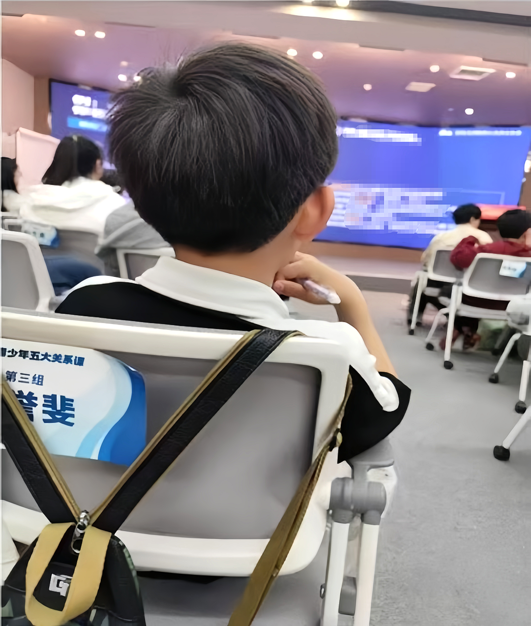 【青少年五大关系课】孩子在课堂上不举手、不发言,我差点失望透顶,直到另一位家长的话点醒了我……