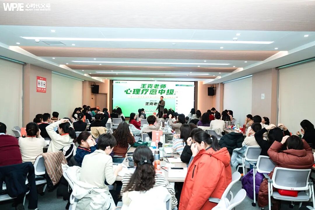 “王克老师同意你玩手机我就给”——王克老师:“别拉我当‘坏人’,你在玩‘法官游戏’”