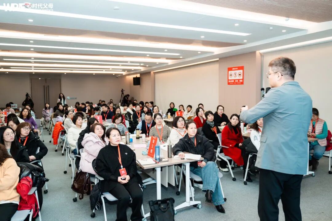 “王克老师同意你玩手机我就给”——王克老师:“别拉我当‘坏人’,你在玩‘法官游戏’”