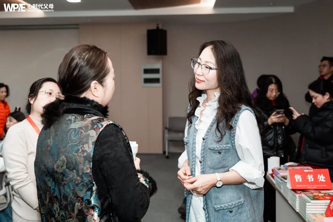 “王克老师同意你玩手机我就给”——王克老师:“别拉我当‘坏人’,你在玩‘法官游戏’”