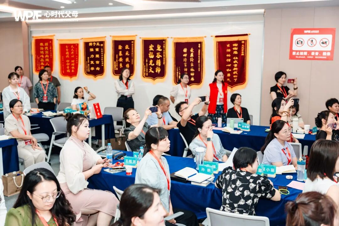 女儿4年不联系我,兆鹏老师却说“这是她最正确的选择”,背后原因刺痛无数父母