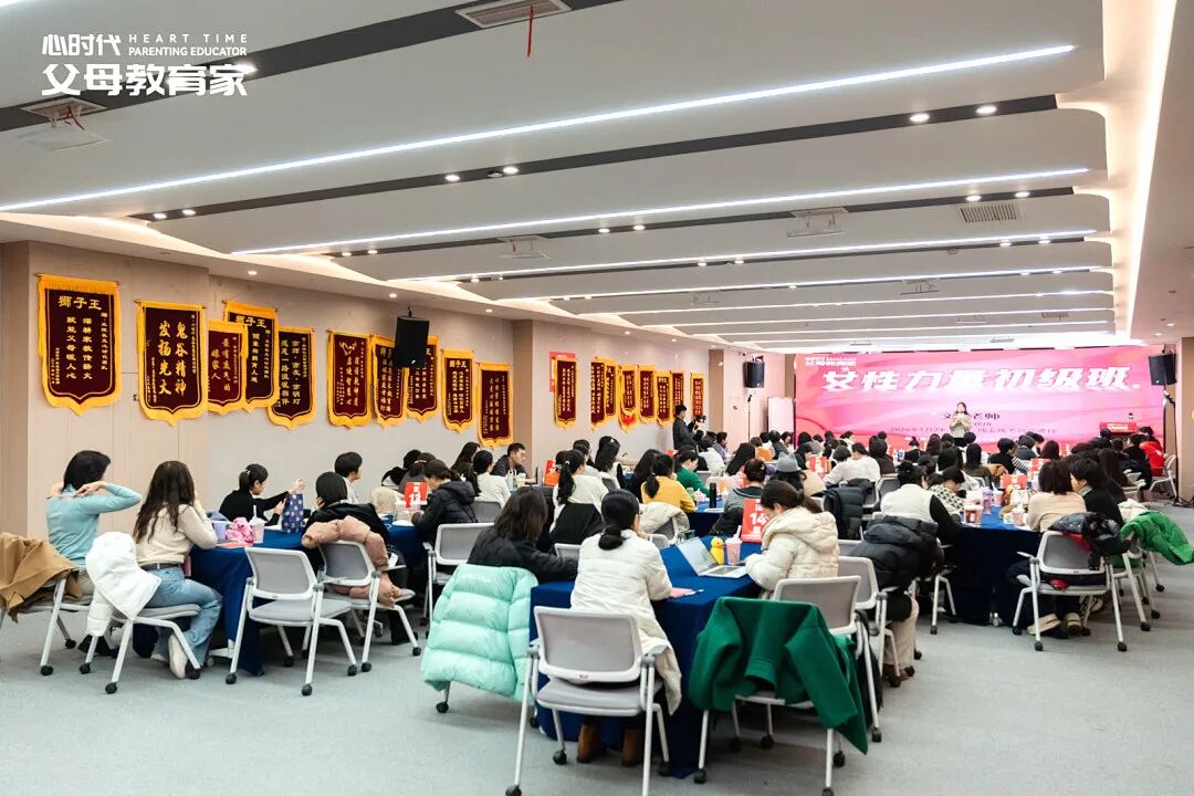 别再说“你是哥哥要让着妹妹”了!这样“端水”只会毁了俩娃,高情商父母都在“注水”!