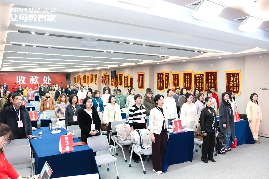 别再说“你是哥哥要让着妹妹”了!这样“端水”只会毁了俩娃,高情商父母都在“注水”!