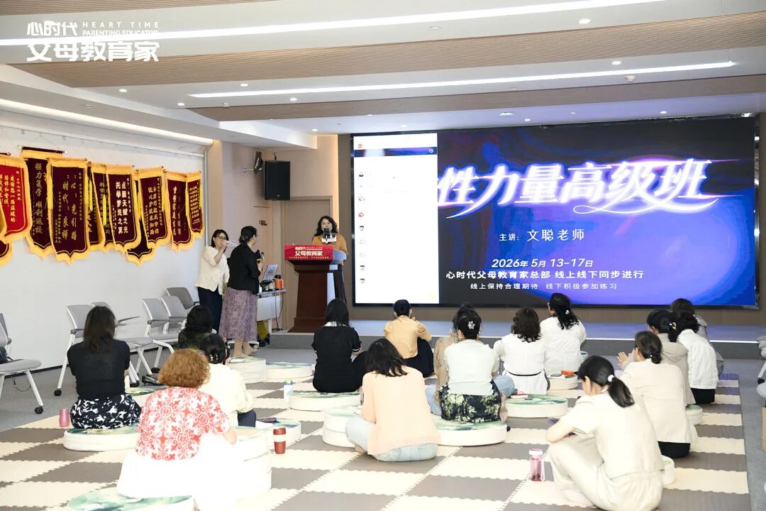 “文聪老师,客厅的门是爸爸用刀砍的,卧室的门是妈妈用脚踹的 ,我们家没有一扇门是好的......”