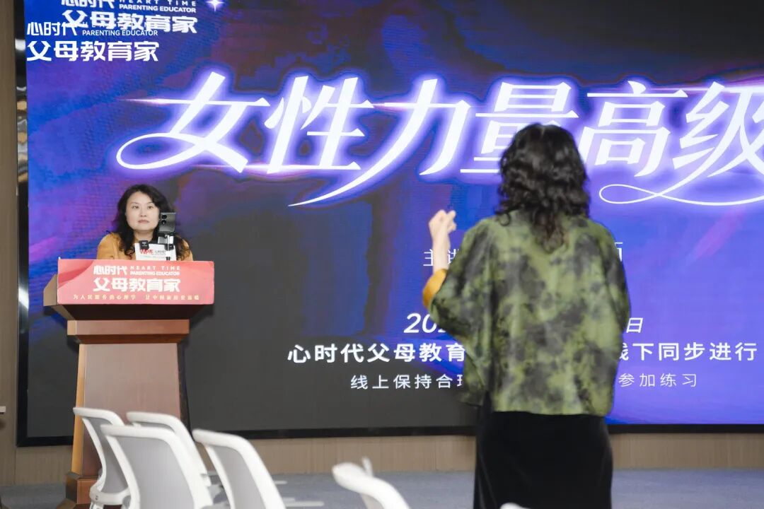 “文聪老师,客厅的门是爸爸用刀砍的,卧室的门是妈妈用脚踹的 ,我们家没有一扇门是好的......”