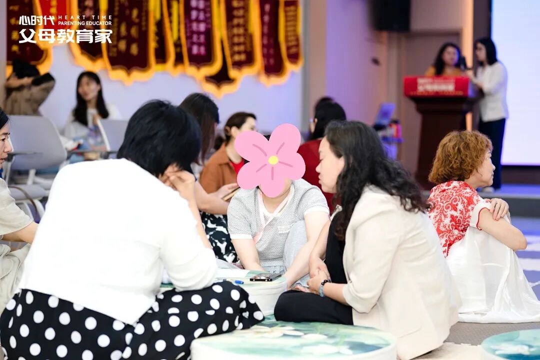 “文聪老师,客厅的门是爸爸用刀砍的,卧室的门是妈妈用脚踹的 ,我们家没有一扇门是好的......”