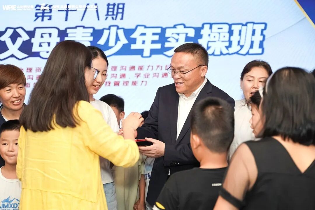 【青少年五大关系课】同为老师,孩子被办公室的同事骂哭,我到底要不要给孩子撑腰?