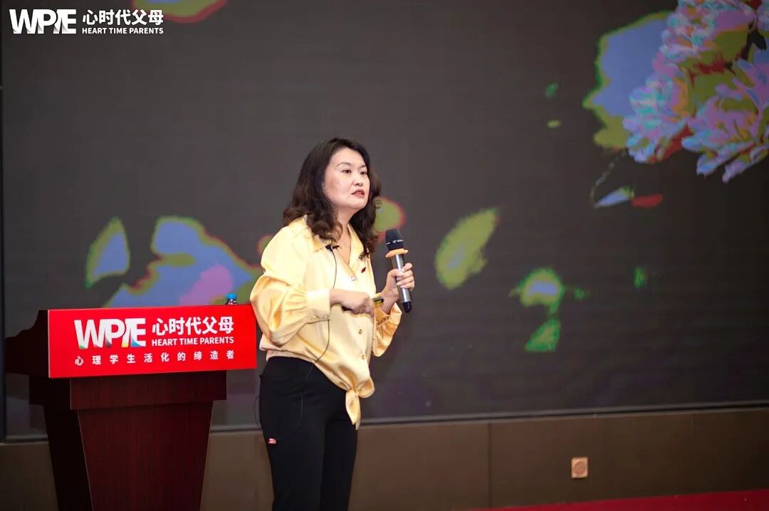 孩子嫌妈妈买400元的酒太奢侈?两位导师支招:“只需回4个字,孩子的一生都会‘配得上’!”