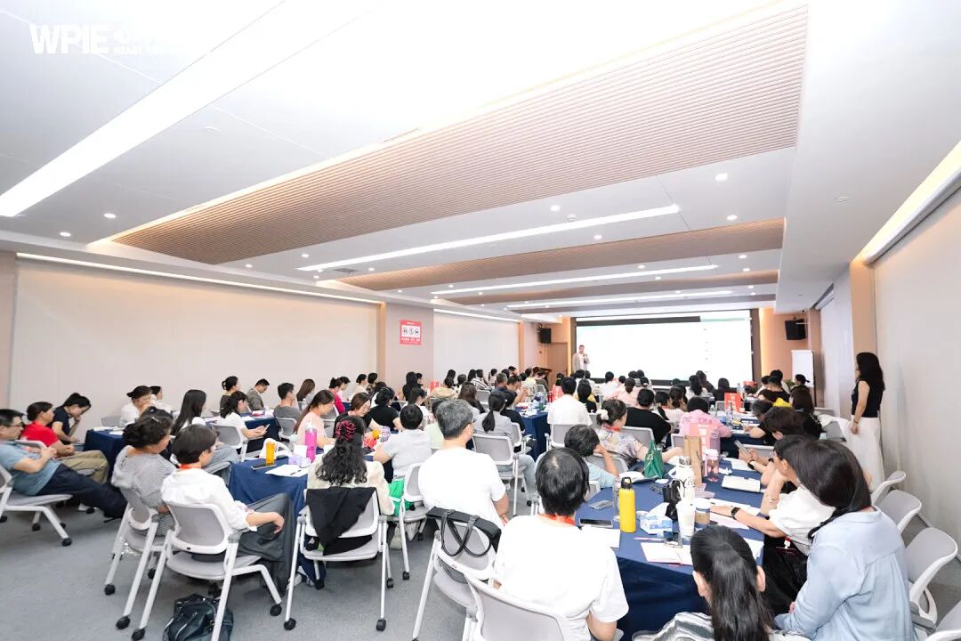 事业有成却突然抑郁?王克老师:“你的创伤,大概率源于童年时期母亲的情感‘缺席’!”