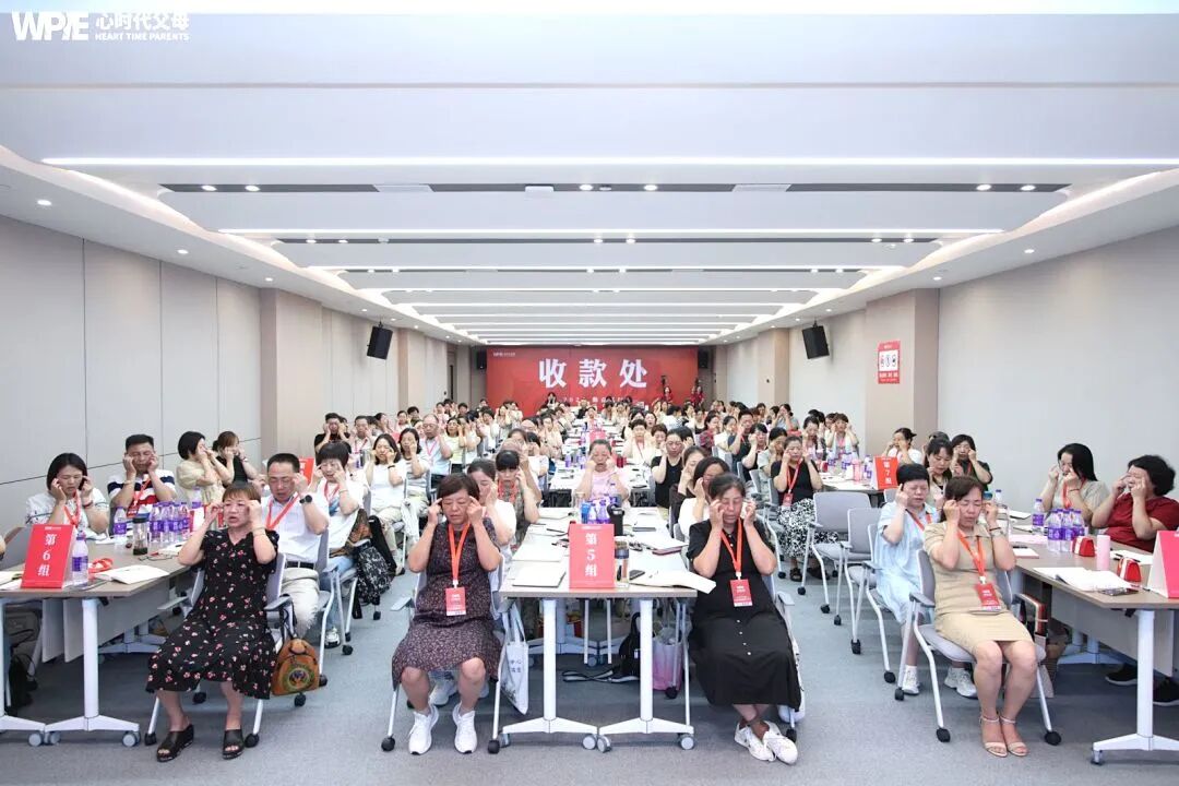 “我以前打过她,现在不敢管她”——父母越退让,孩子越失控?王克老师:“必须守住这条底线!”